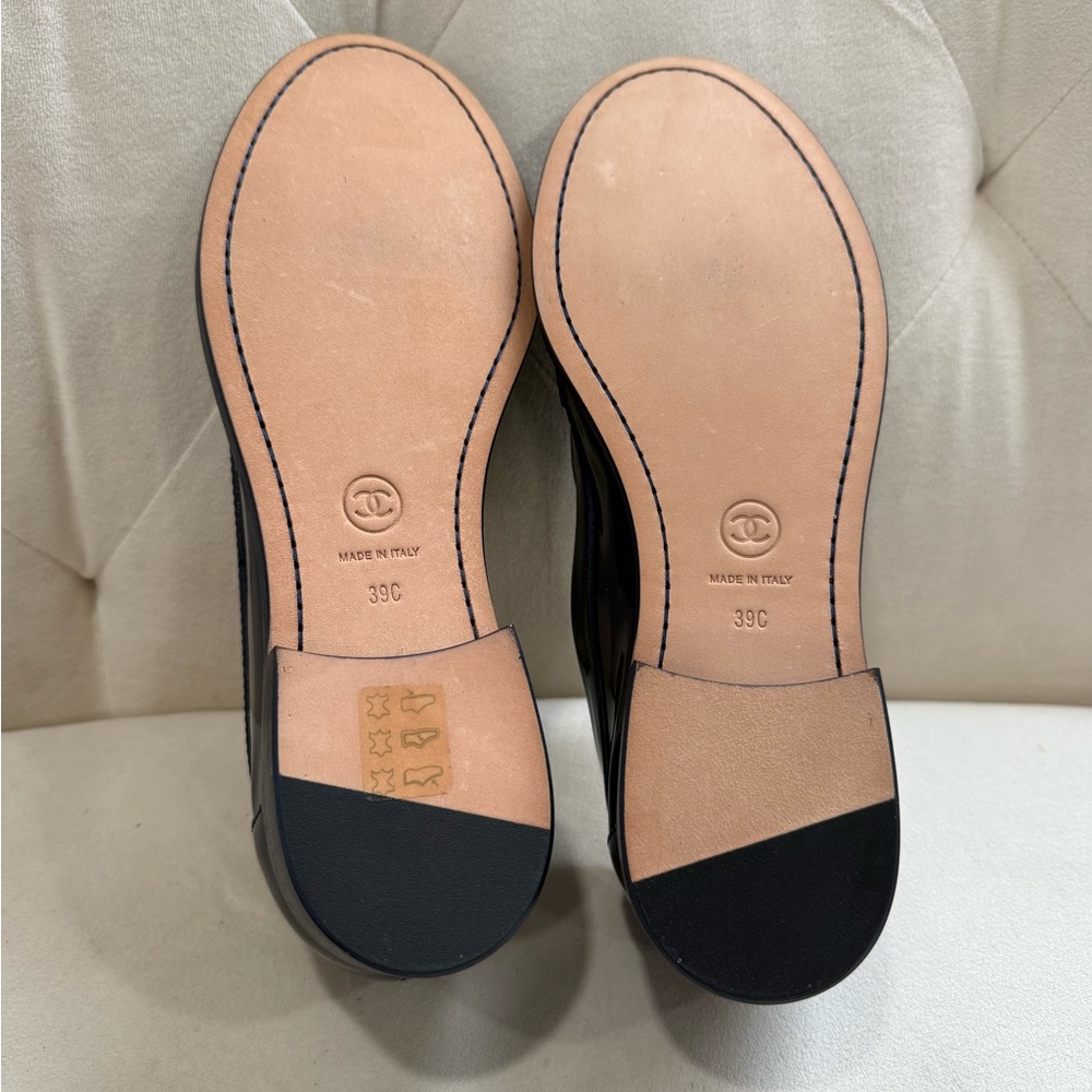 CHANEL Navy Blue Patent Leather Loafers size 39 - Picture 11 of 12